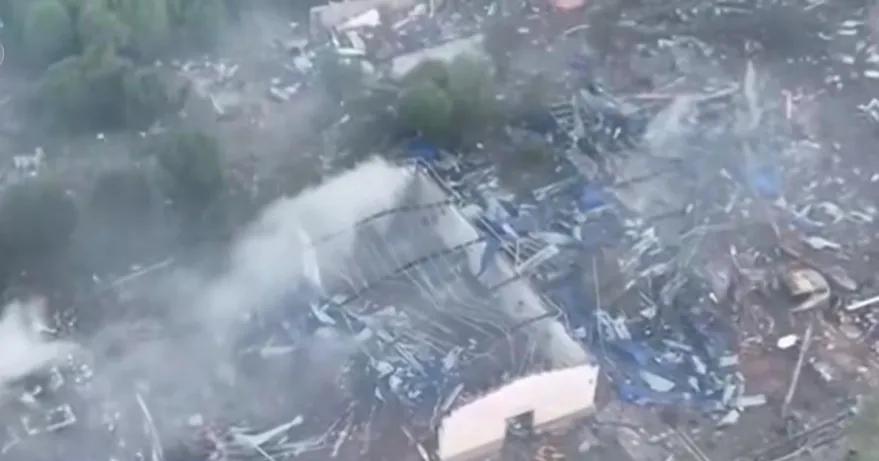 5月5日，空中看湖南长沙浏阳市一烟花厂发生爆炸核心区域多栋房屋坍塌冒烟，明火已经