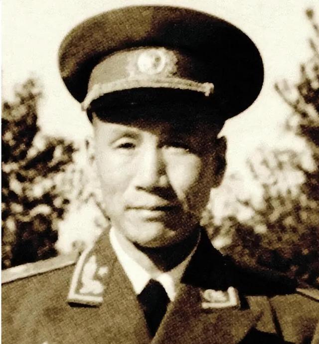 1941年，国军团长陈锐霆准备投奔新四军，谁知夜里却被暗杀，被捅了3刀，却没死。