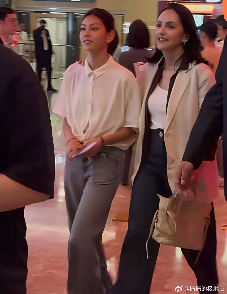 刘烨14岁的女儿霓娜，最近出来了。身高快1米7。很多人盯着她有点驼背，说仪态不好
