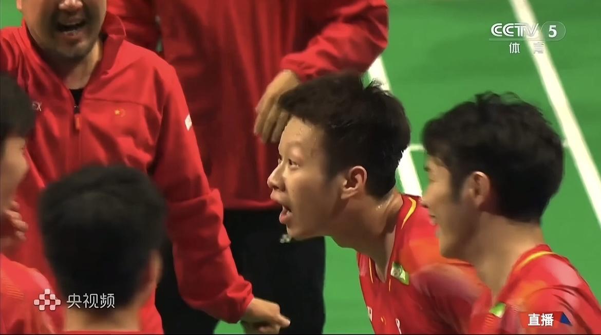 笑喷了，在国羽男团顺利拿下汤姆斯杯冠军之际，任翔宇的拍子被别人扔向观众席了！[我
