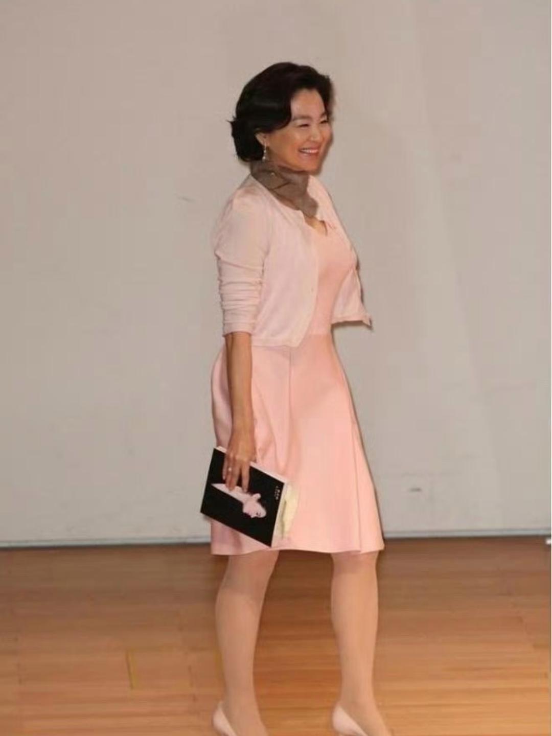 林青霞新烫的微卷短发也太减龄了！直接年轻二十岁，粉色开衫搭配连衣裙，优雅又灵动，