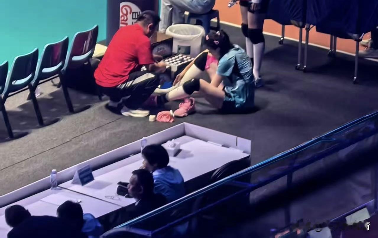 李盈莹的脚又伤了[哭哭][哭哭]赶快去意大利米兰俱乐部吧，脱离天津女排苦海，第四