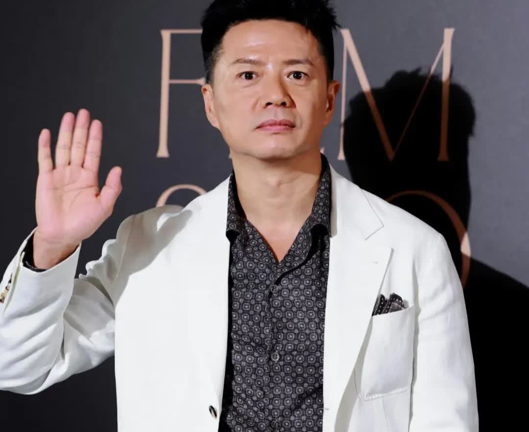 《扫毒风暴》段奕宏说，不要再说我改名段奕宏，谐音“段忆虹”是因为暗恋陶虹