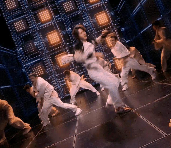 还是央妈厉害，把岩羊撸下来跳舞，只见王一博在地上画圈有一道划痕，整个春晚他跳得最