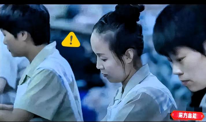 这下咱们可算是长见识了。明明是个在押的犯人，结果镜头里她那个丸子头扎得老高，