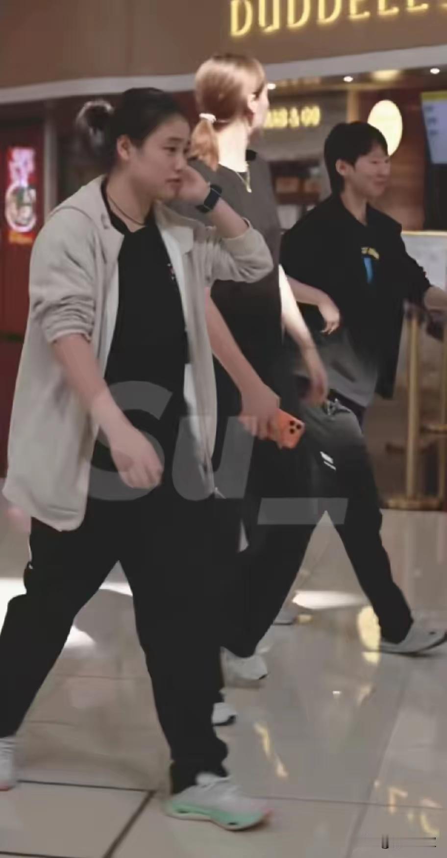 曼昱铁三角出去炸街了！曼昱和徐奕身高都是1.75米，陈熠是1.80米，三人平均