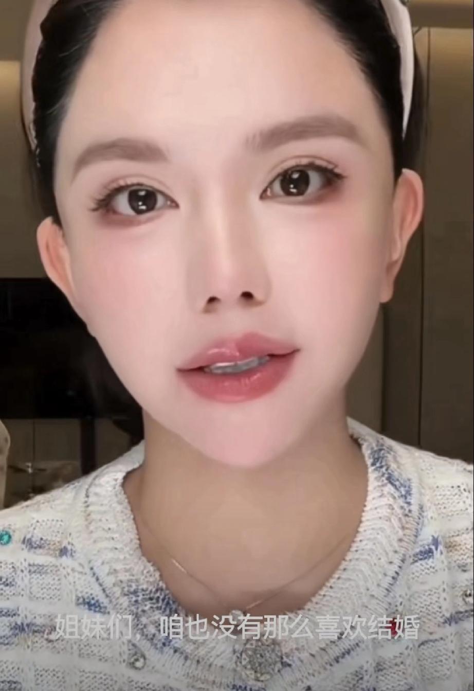 她不结婚了，但直播间的礼物刷得比谁都勤。宋浩然送包求复合那会儿，她收了；现在他