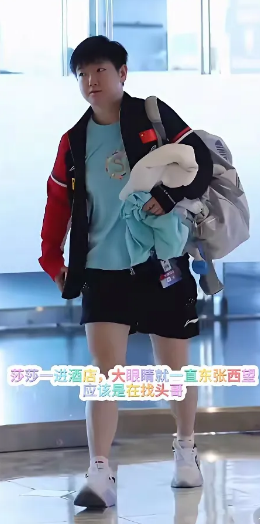 知道头哥喜欢一步三回头没想到莎莎也有一步三回头一边走一边看哥在后面没有她真