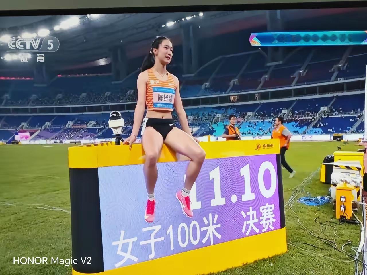 小孩姐陈妤颉在全运会女子百米飞人大战以11秒10拿到冠军，老将韦永丽拿到亚军泣不