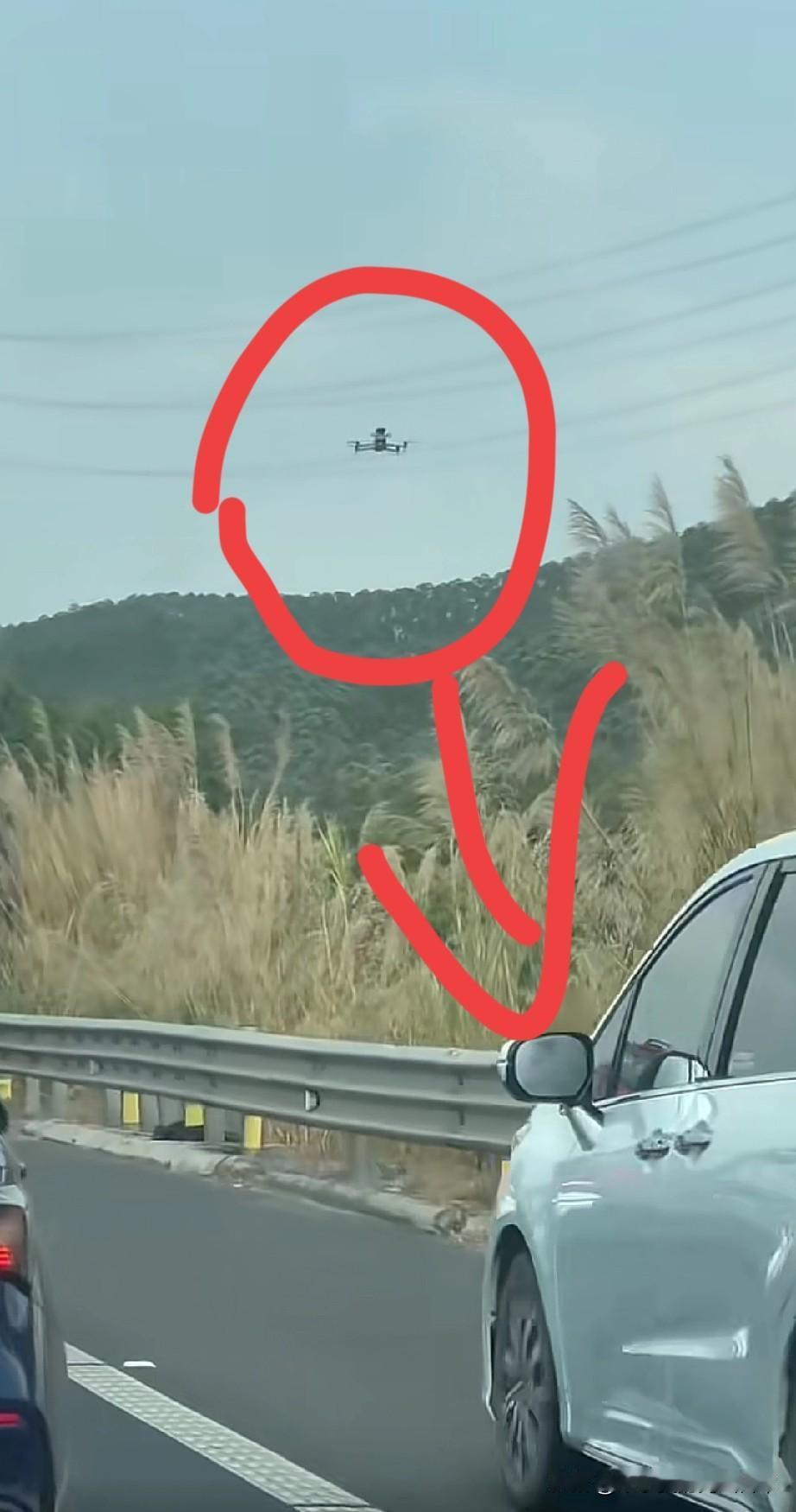 无人机盯紧应急车道，老司机们别再心存侥幸了今天在广东云浮高速上，亲眼看到一