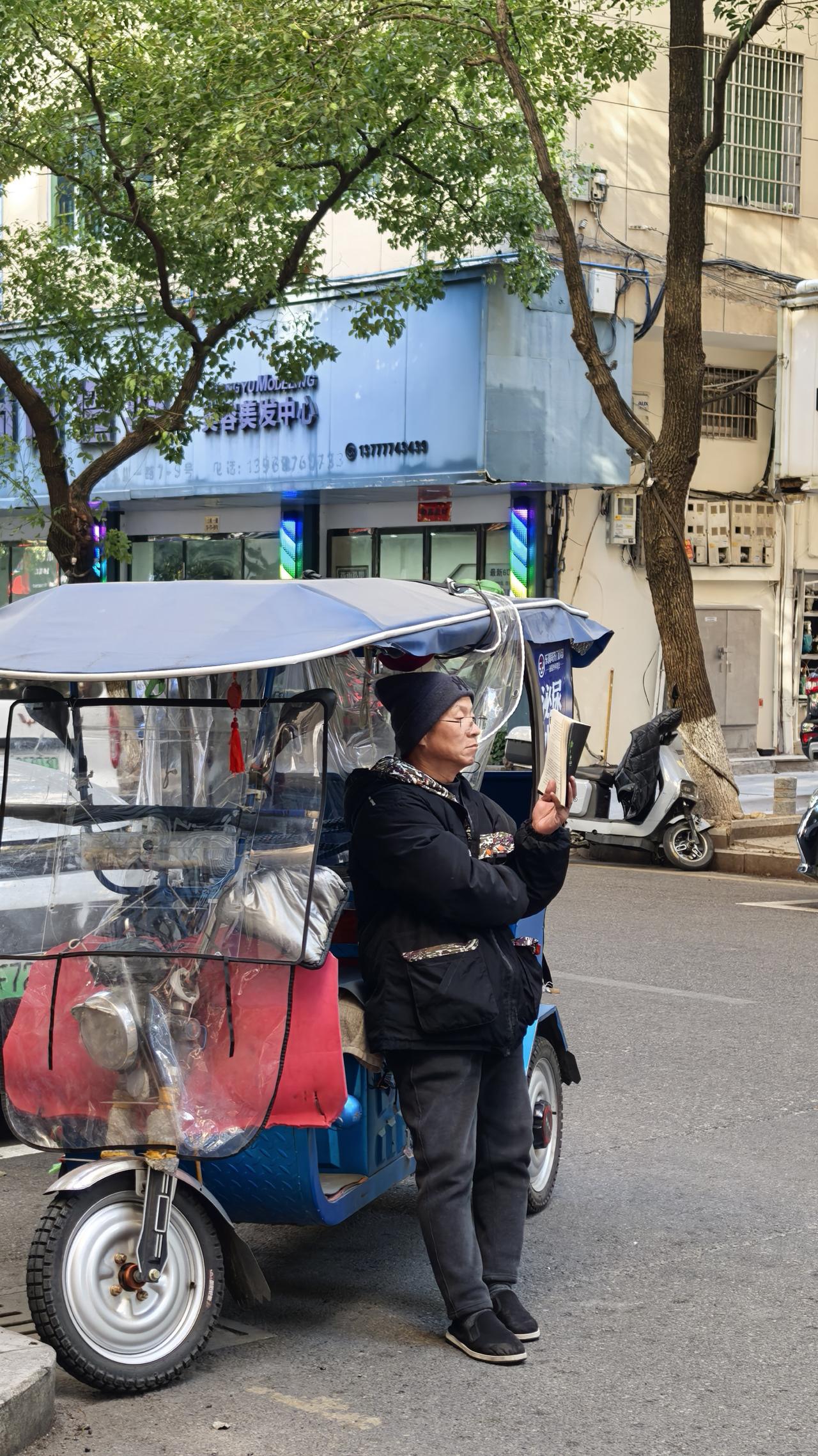 街上最靓的仔三轮车这是什么操作抓拍