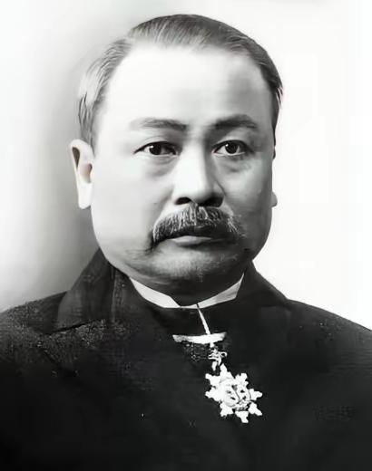 1982年，铁道部决定为詹天佑迁坟，未曾想，在挖开詹天佑墓的瞬间，竟看到棺木里流