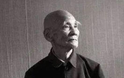 1946年，6000解放军被三万敌人包围，为了不泄露机密，旅长吴诚忠下令烧毁全部