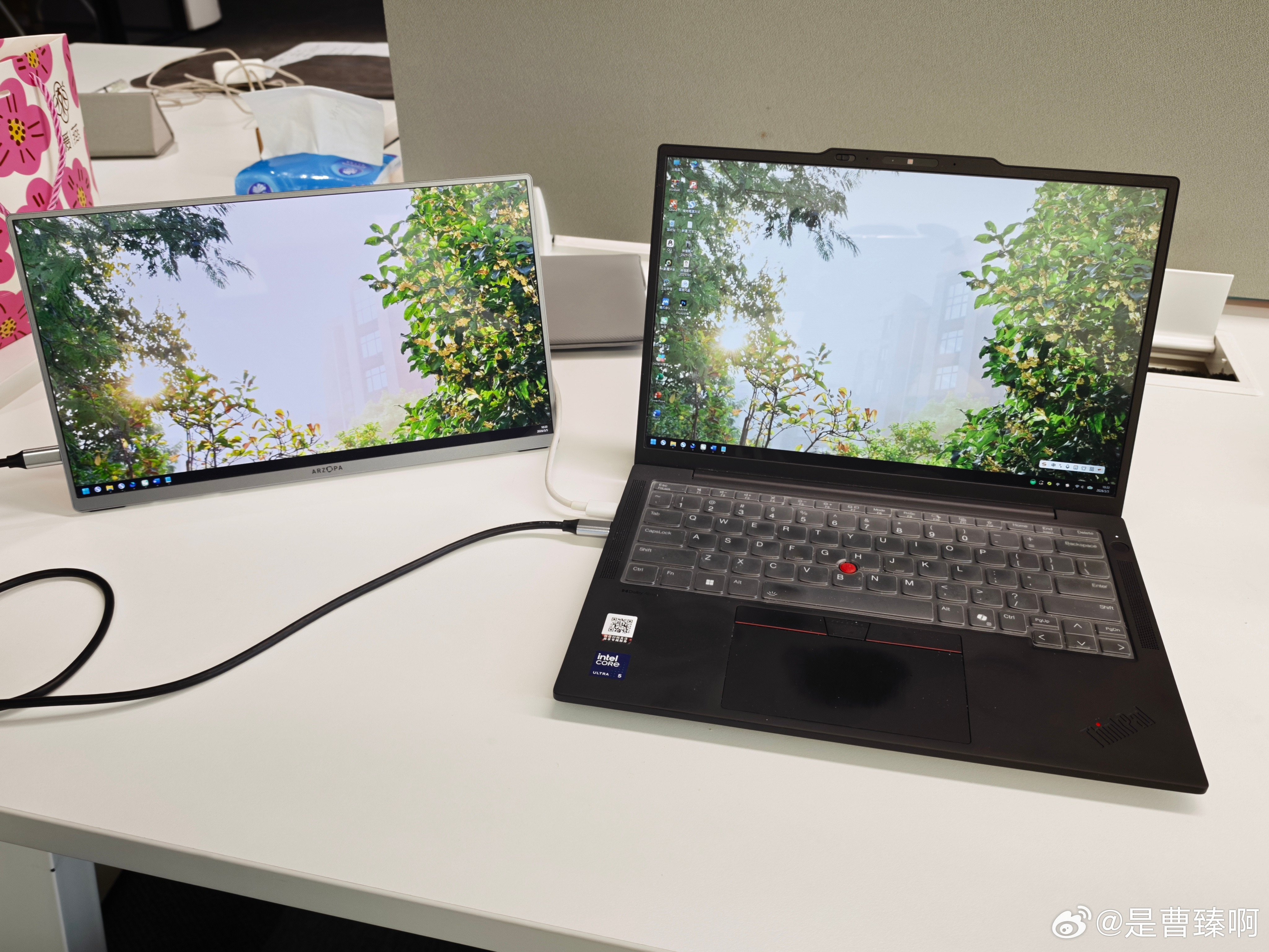 现在出门工作，我的包里除了笔记本电脑，还会再配一块便携式显示器，无需电源线，一根