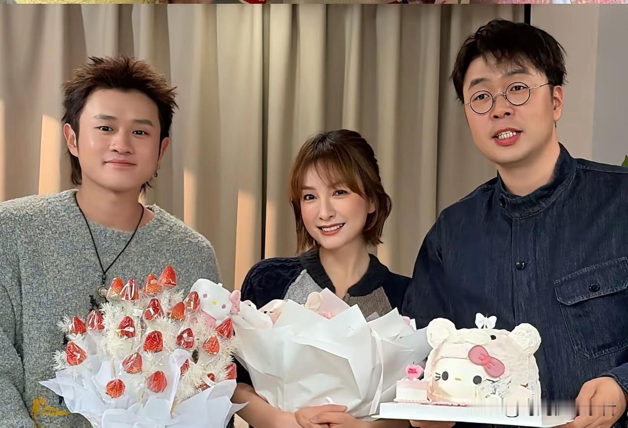 吴昕过生日，杜海涛是每张照片都不落下，特别好奇，这杜海涛和吴昕怎么做到，一个生日