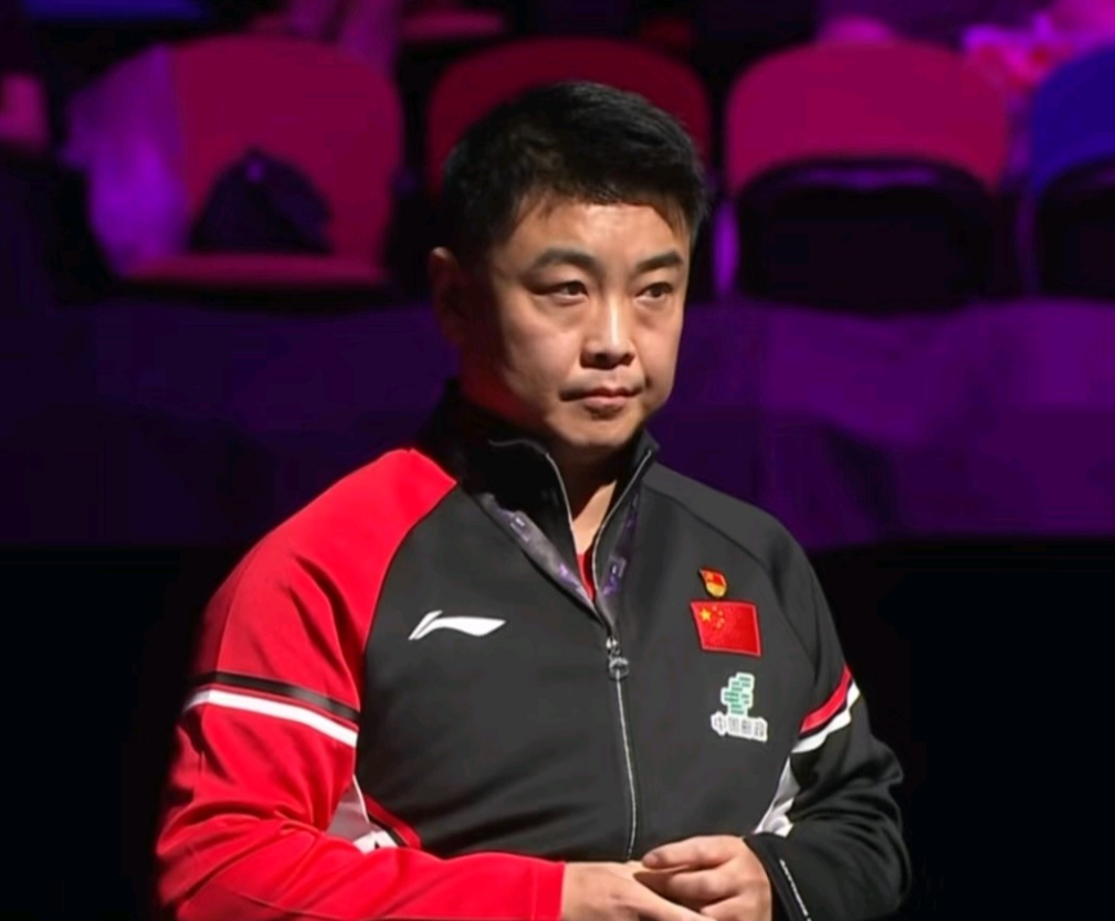 真心疼王皓了，第一次听他在场上说这么重的话，直接训斥黄友政：“一点年轻人的样子都