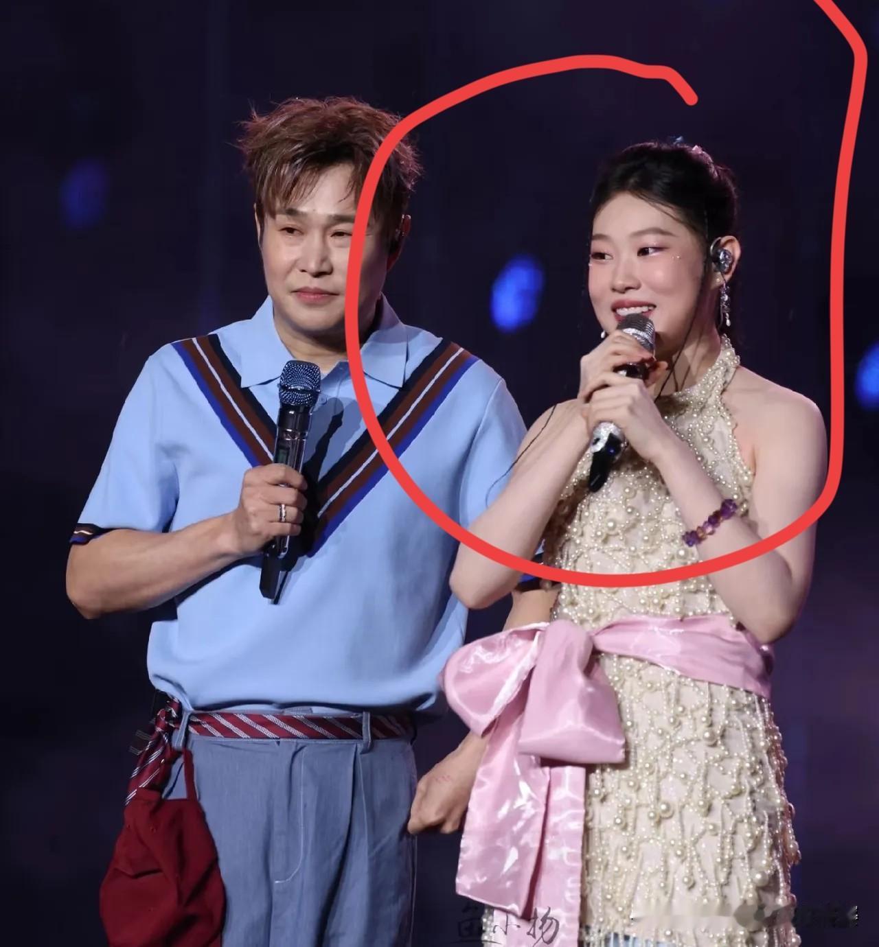 沈佳润音乐节“翻车”反而圈粉！这波临场反应比唱得还绝都说怕啥来啥，沈