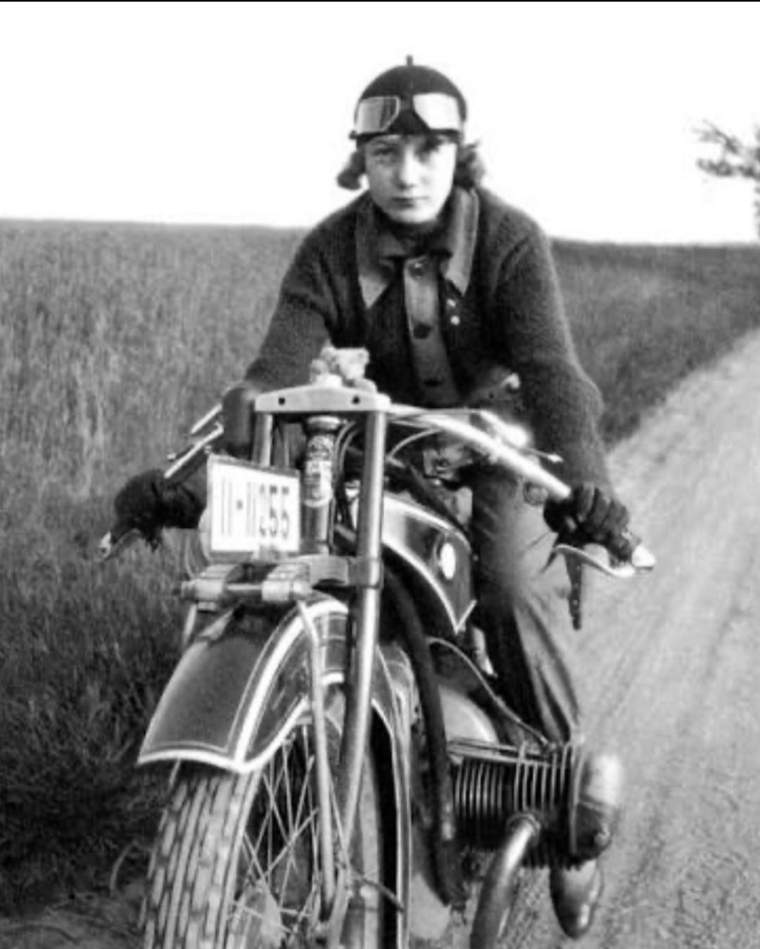 1940年，英国飞行员在并未被敌机击中的情况下不断丧生。原因完全是技术性的