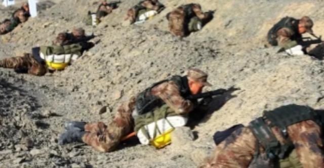 一位上过战场的老兵说，遇到爆炸时，千万不能让整个身体趴在地面上。但凡卧倒的没有一