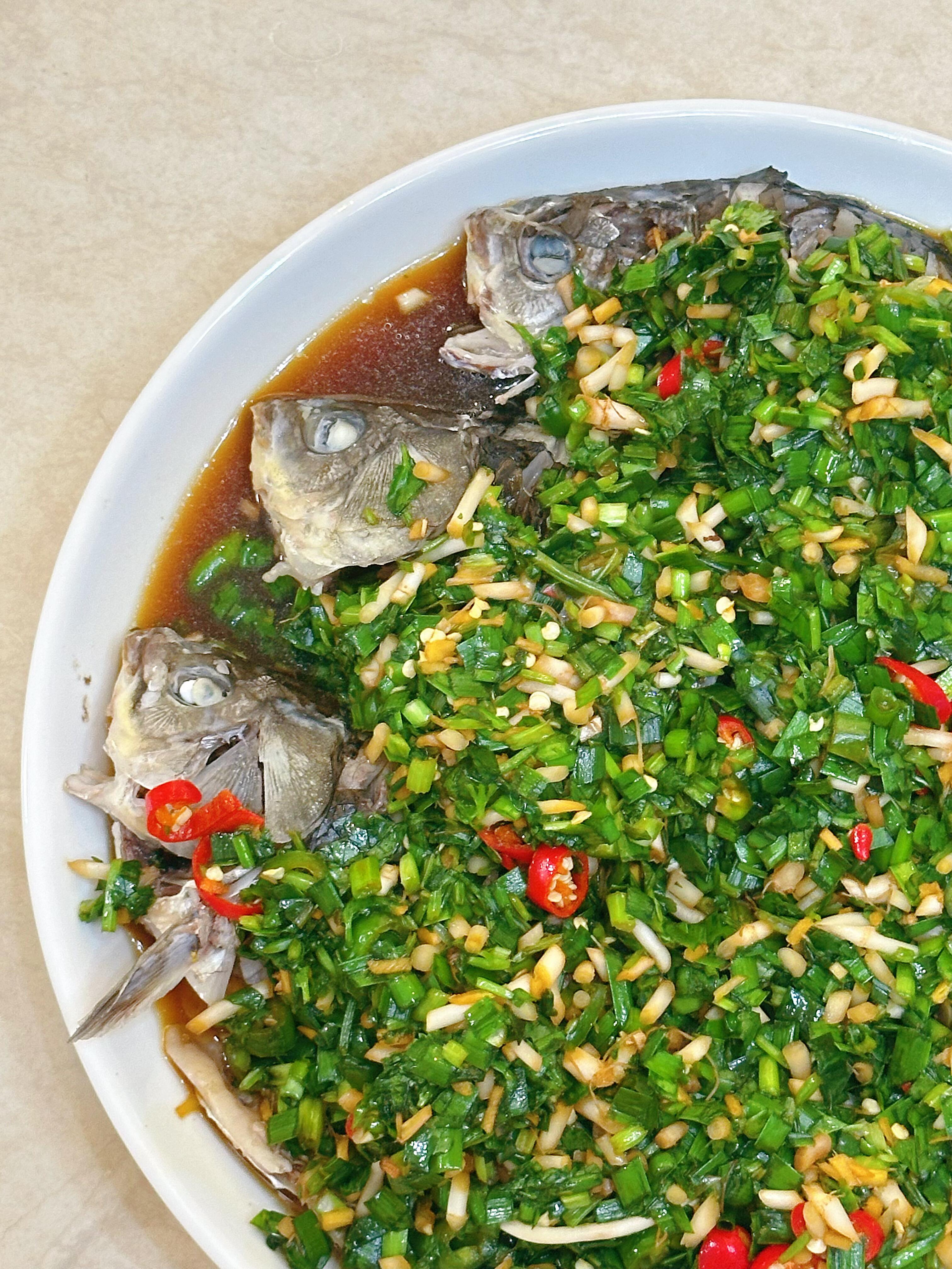 夏天必炫！凉拌鲫鱼，酸辣开胃还不费手夏天一热就没胃口？别愁！这道凉拌鲫鱼一定要