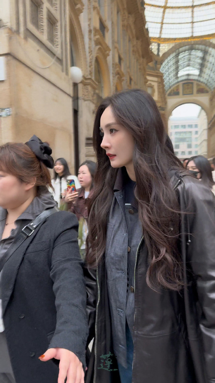 杨幂的海外人气杨幂到底出国了吗被杨幂的海外人气狠狠圈粉！以品牌代言人身份现身米兰