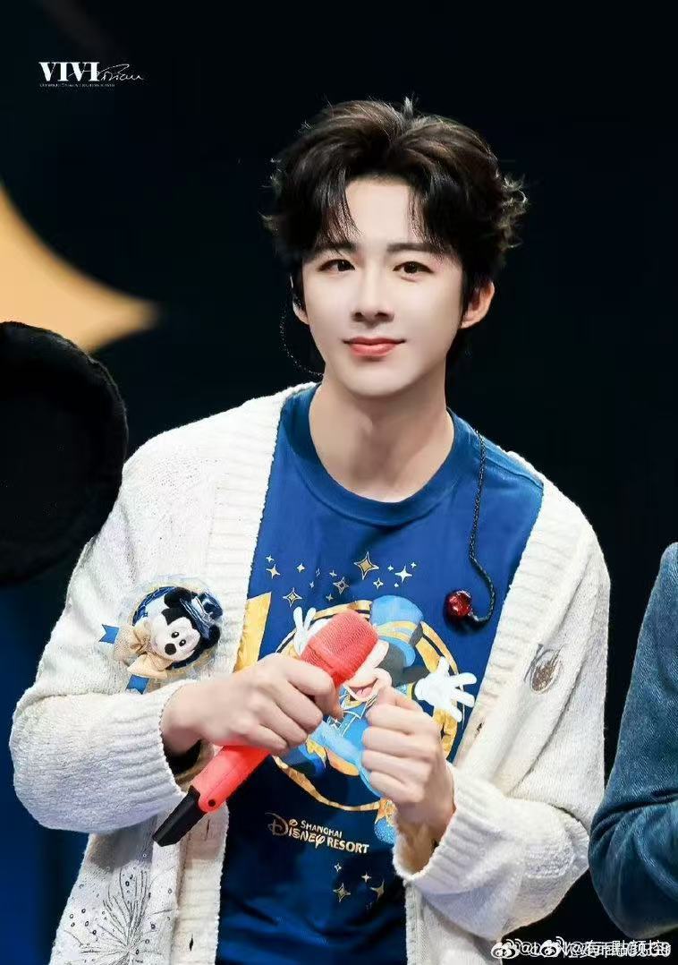 刘宇宁控场能力夯爆了他那个石头剪刀布的手势一出我就知道主持人要输，赢了之后还哄