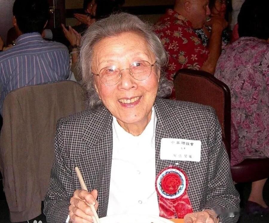 图片中的老人是张学良的女儿，她叫张闾瑛，是东北少帅张学良与原配于凤至的长女，在那