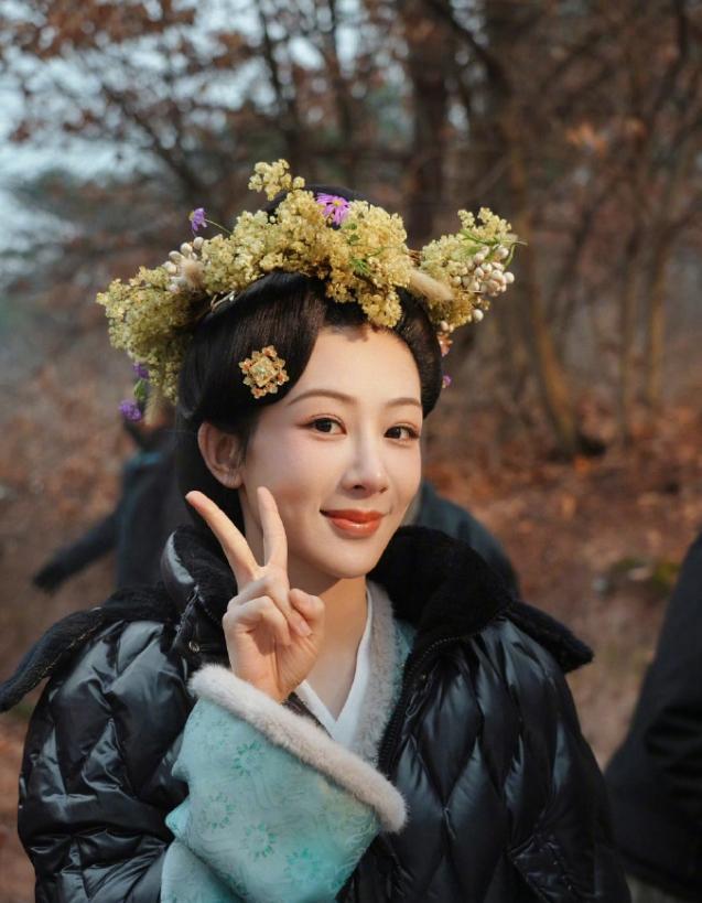 网传杨紫出演《玉兰花开君再来》搭档黄轩，说搭档成毅的有点太假了，成毅后面依旧是