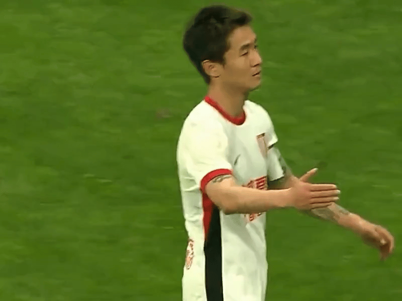 小球迷哭了！韦世豪重返工体，北京主场不敌成都。终场哨响，北京工人体育场看