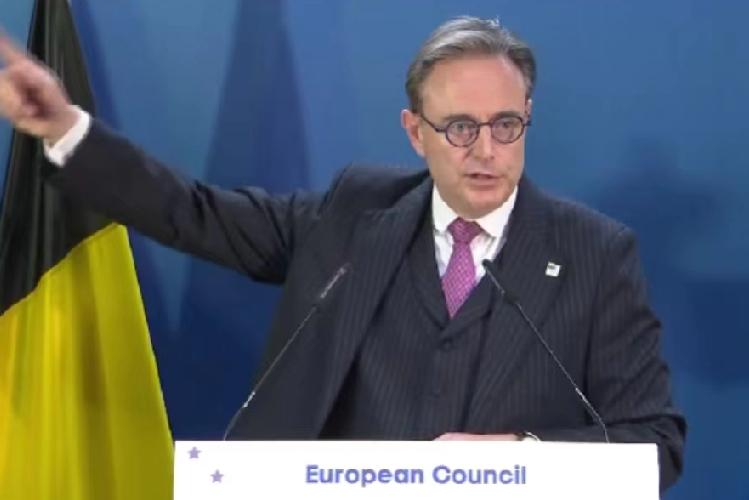 比利时首相自嘲:我要回圣彼得堡了，准备和阿萨德做邻居！12月20日，法新社报