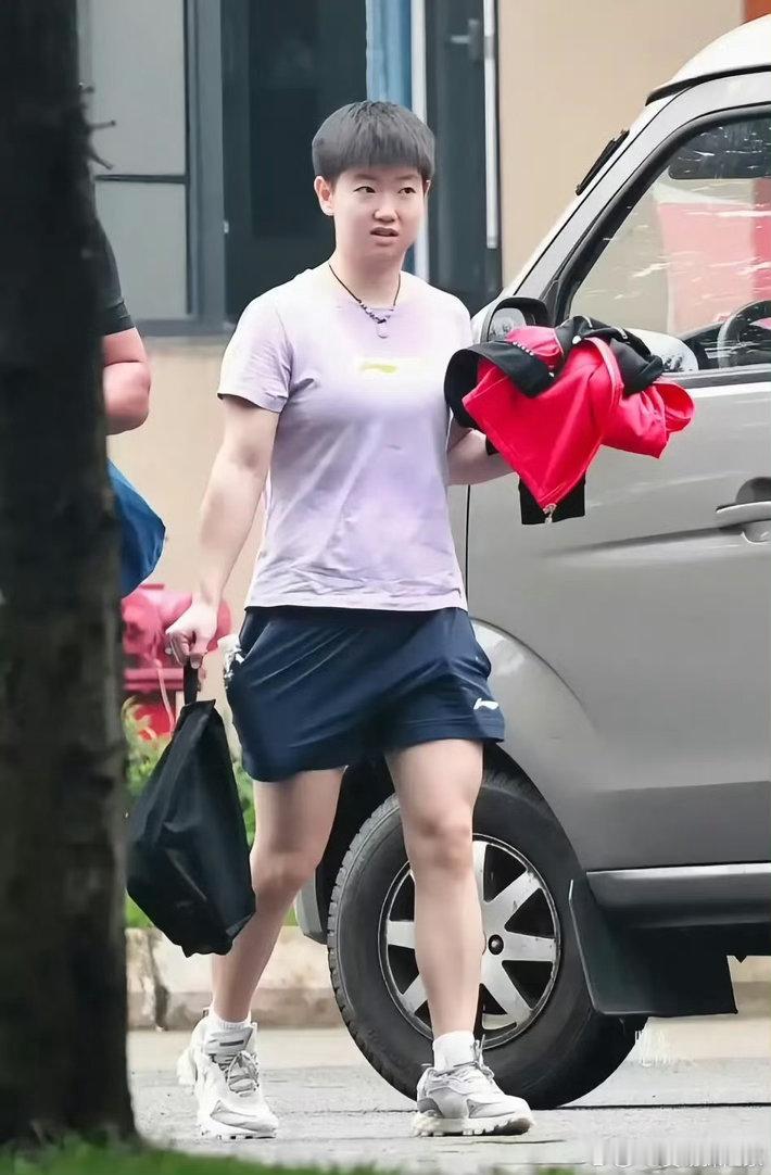 孙颖莎裤兜装一切我莎莎的裤兜就是一个乾坤袋，什么都能装下