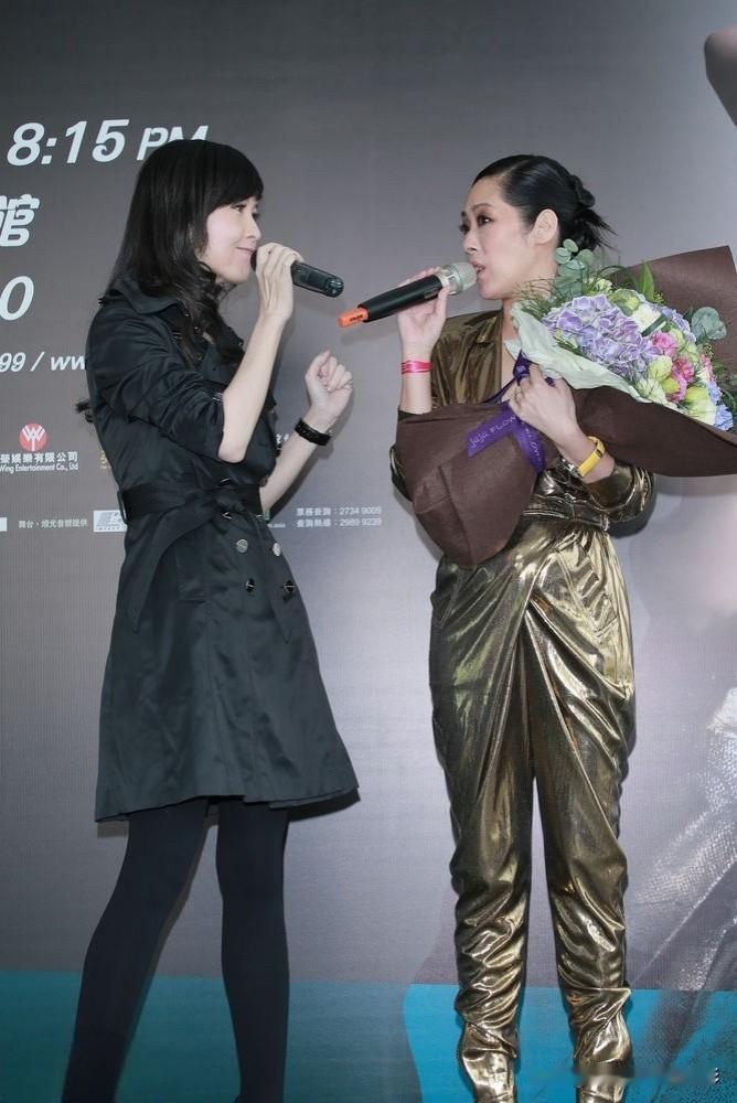 周慧敏&关淑怡📸我们总以为女神之间就该是闺蜜,其实她们只需要各自闪耀。周