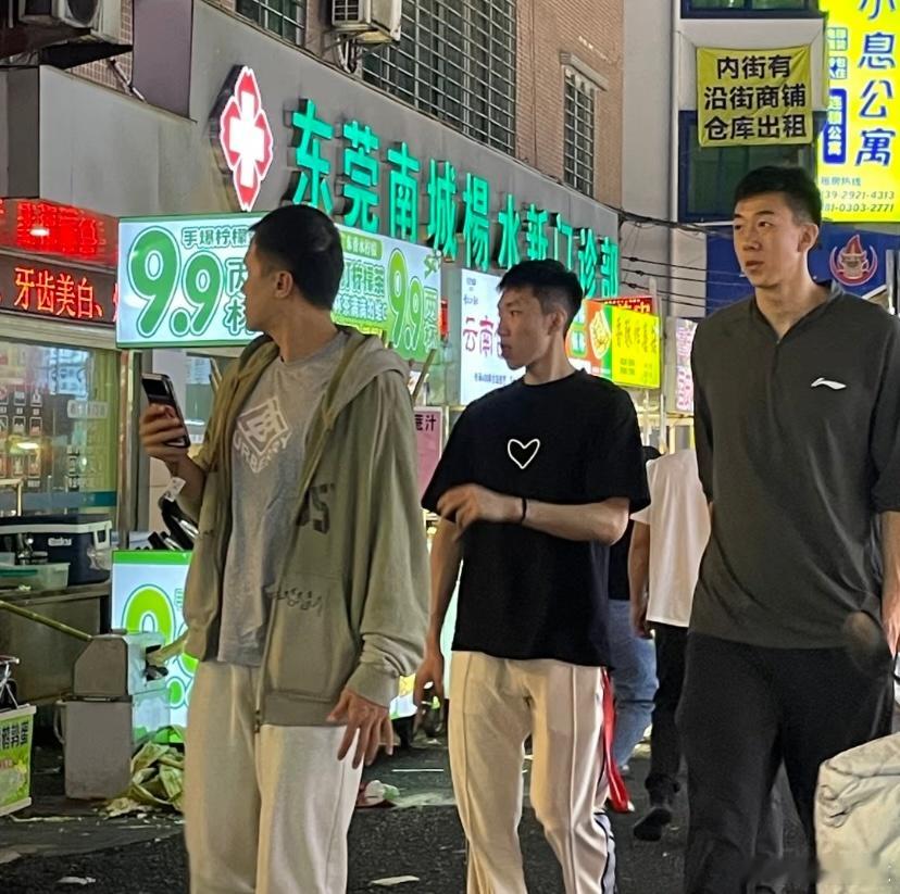 北京全运男篮也已抵达东莞王少杰：这地儿我熟啊，先带哥几个逛逛夜市[大笑]​​​