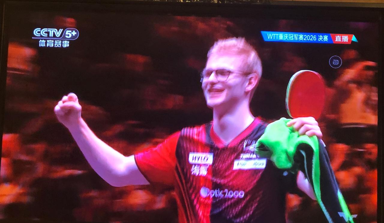 郁闷！乒乓球男单也输了！！在重庆举行的WTT重庆冠军赛中，刚刚女单冠军没有拿到，