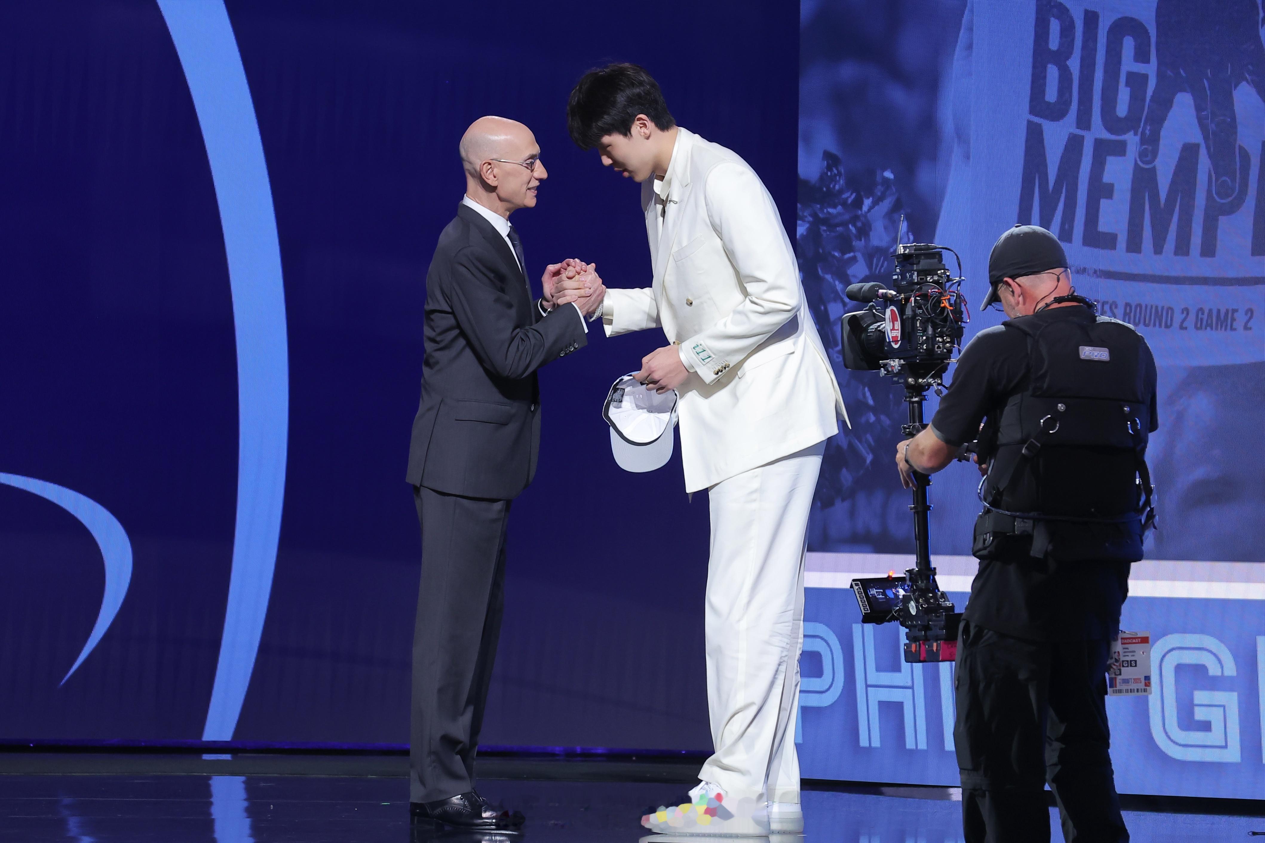 NBA选秀专家RafaelBarlowe发推，认为德安德烈-艾顿大概率要被交易