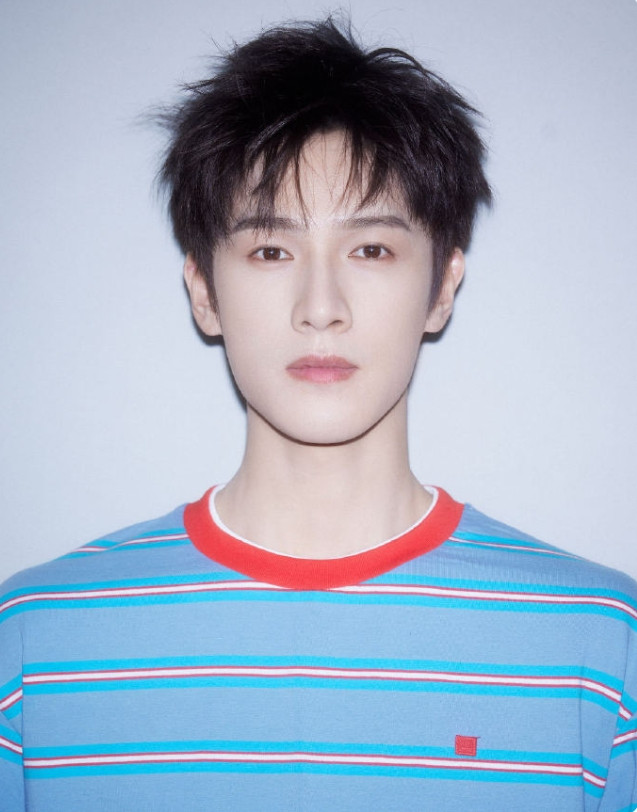 李昀锐连续三天官宣了三个代言近一年官宣代言数量仅次于丁禹兮的男艺，近一年的就火
