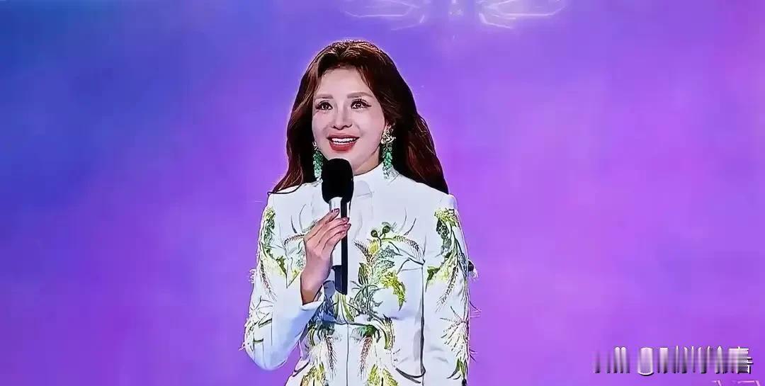 “朱迅跨年晚会抬头看天”被全网截图疯传?真相让所有人愣住了!原来，她不是走神、