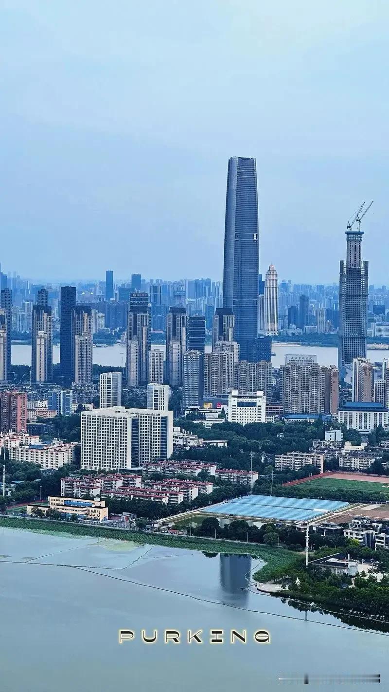 未来五年，以下四座城市成为我国中西部地区第一城的概率：1，成都——95%