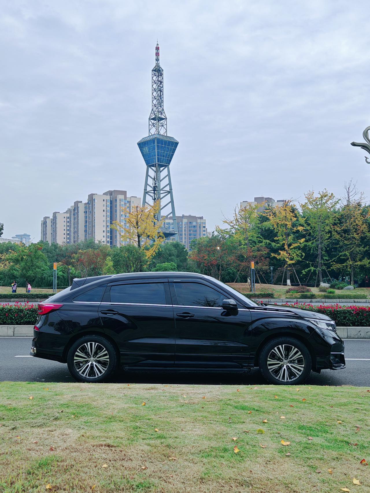 找个舒适的天气，把车洗一洗，开到人少的路段，和街边的风景来一个合影，就是最好的大