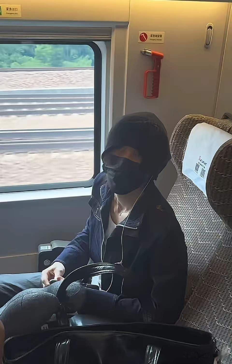 高铁座位被明星霸占，这个网友维权的方向不对。应该第一时间向列车员申请你的权利，