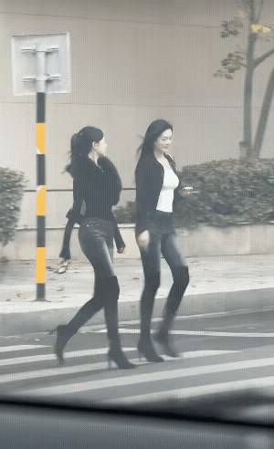 这两个美女气质非常好，很耐看。