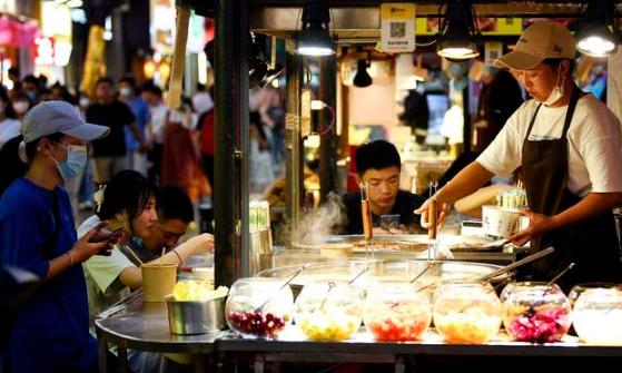 同为经济发达地区，广东人偏爱深夜外出相聚，江浙沪人习惯早早归家休憩，同样的夜晚却