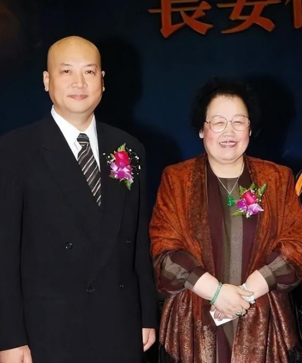 1992年深夜，迟重瑞轻声说：“董事长，咱们要个孩子吧。“陈丽华却柳眉一竖：“迟
