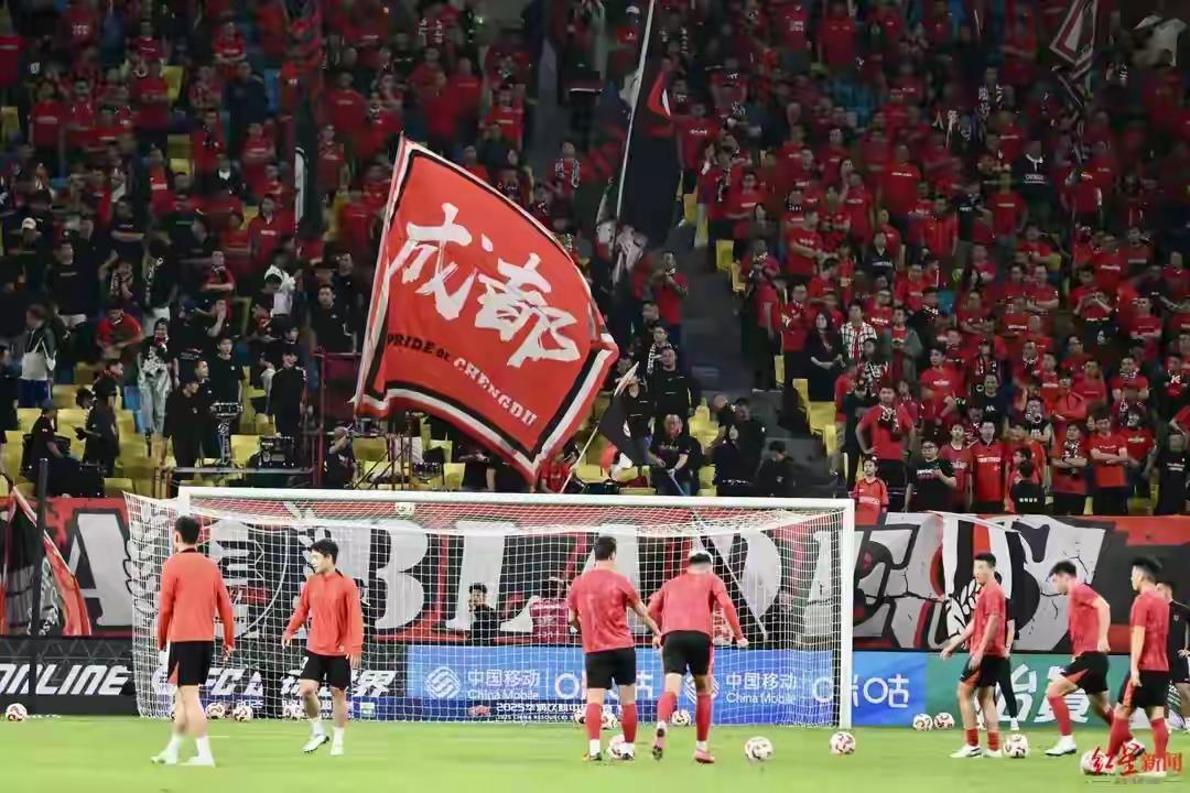 成都后来居上！北京时间10月19日晚，中超第27轮全部打完，争冠三强齐赢球，可