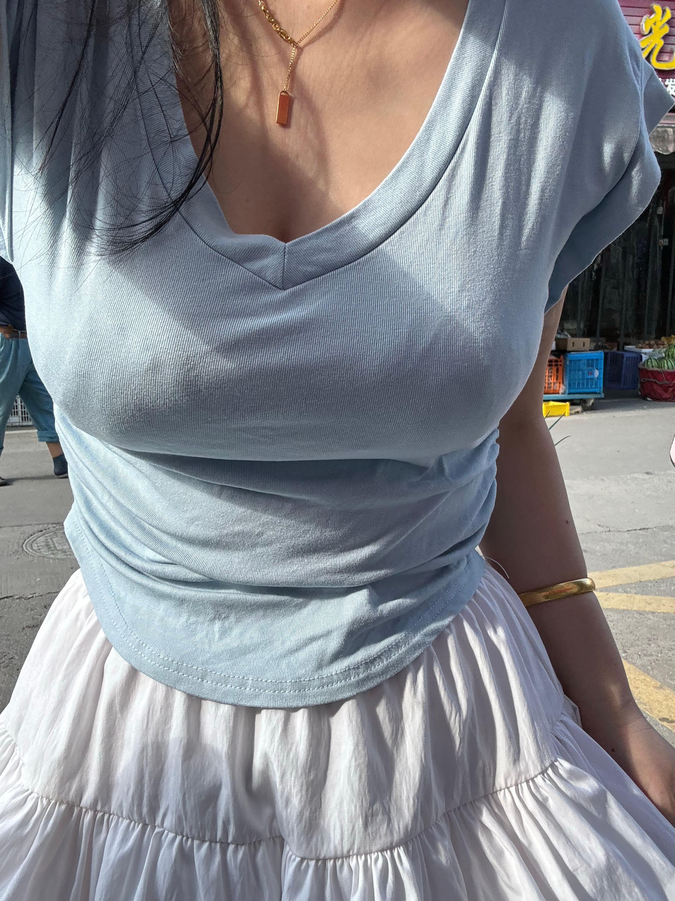 穿这样去买菜哪里不检点了？