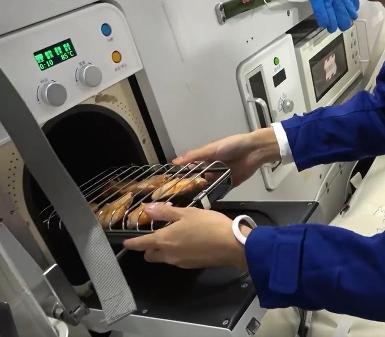 天宫空间站里吃烧烤的几个细节：1、烤的鸡翅，是漂浮起来的。2、烧烤应该是