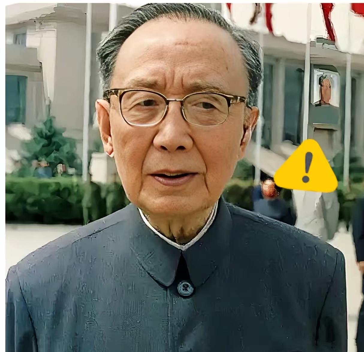 南京博物院这一手，翻出个1951年的老底子，郭沫若亲笔签名的入库单。盯着那张泛