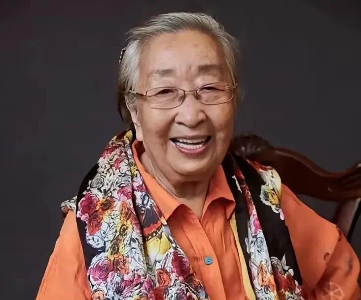赵玲琪演过《大宅门》里的白殷氏。观众看脸就熟，叫不出名字。她妈是彭玉。两个女儿都是国家一级演员。公开