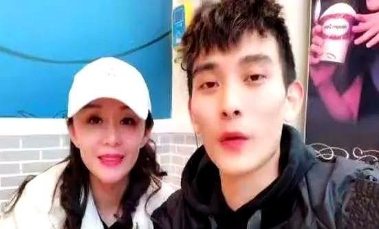 23岁安徽农村小伙，恋上42岁江苏女明星，狂追两年后领证结婚。婚后女明星坦言欠