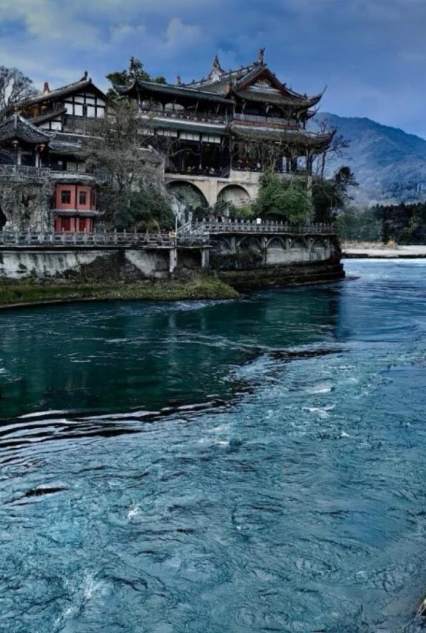 小屋依山傍水边，云影天光共缠绵。清风拂面心神爽，此景此情胜桃源。